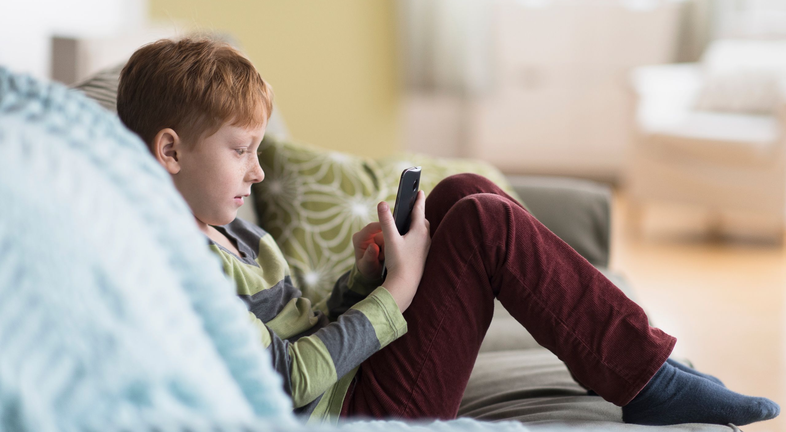 دراسات عالمية تحذر.. والصغار يواصلون اقتحام منصات السوشال ميديا بلا قيود