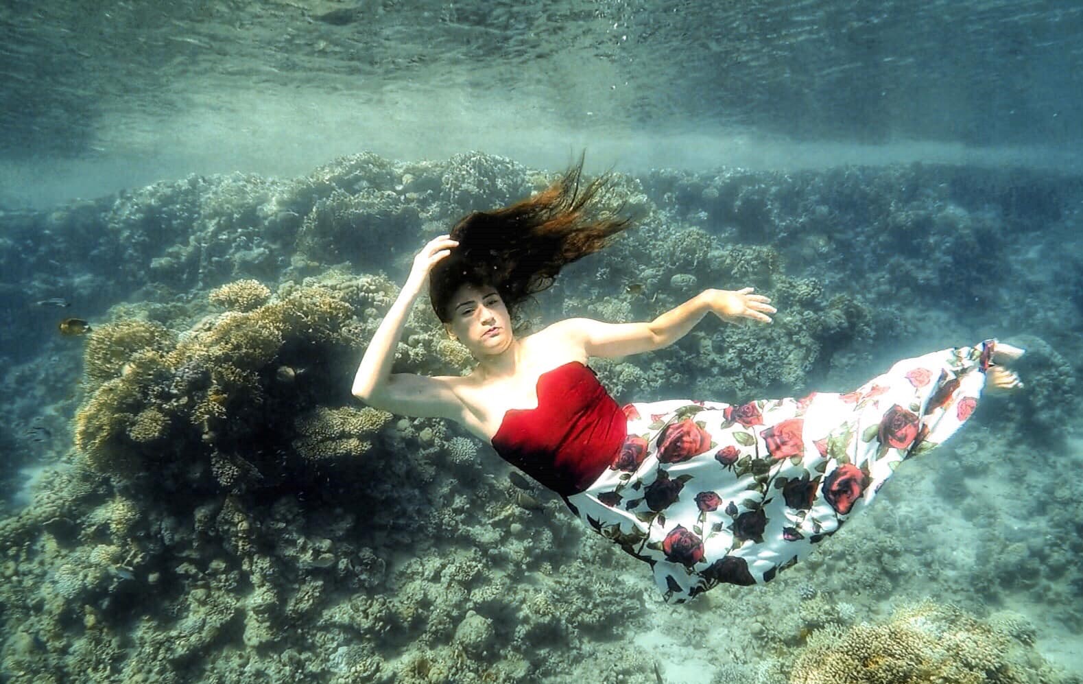 عرض أزياء تحت الماء