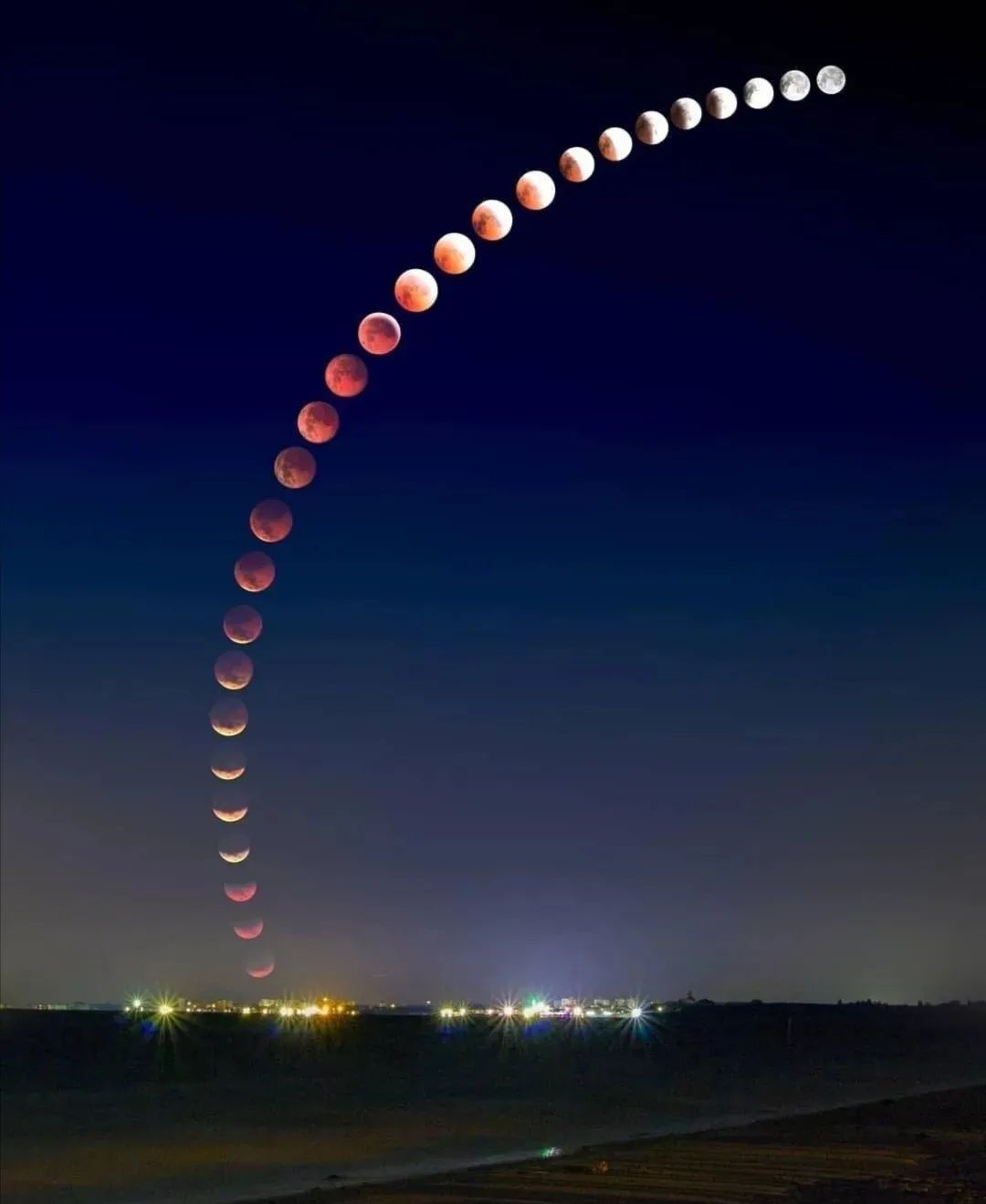 كيف يبدو القمر الوردي في السماء