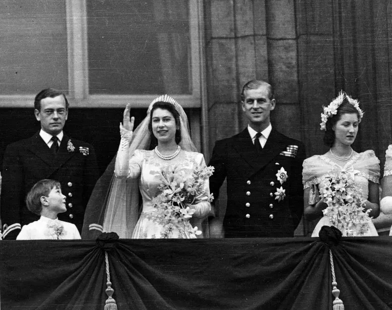 تاج الملكة إليزابيث يوم زفافها