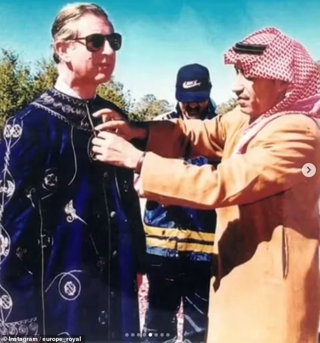 صورة للأمير تشارلز وهو يرتدي ثوب الدقلة السعودي