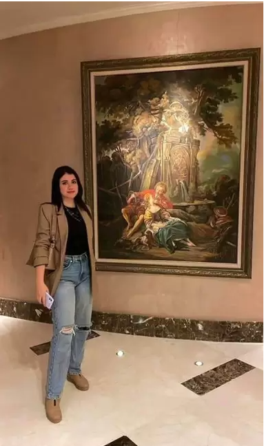 نيرة أشرف بجانب اللوحة