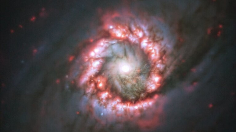 علماء الفلك يرصدون انفجار قرب الثقب الأسود على شكل وردة