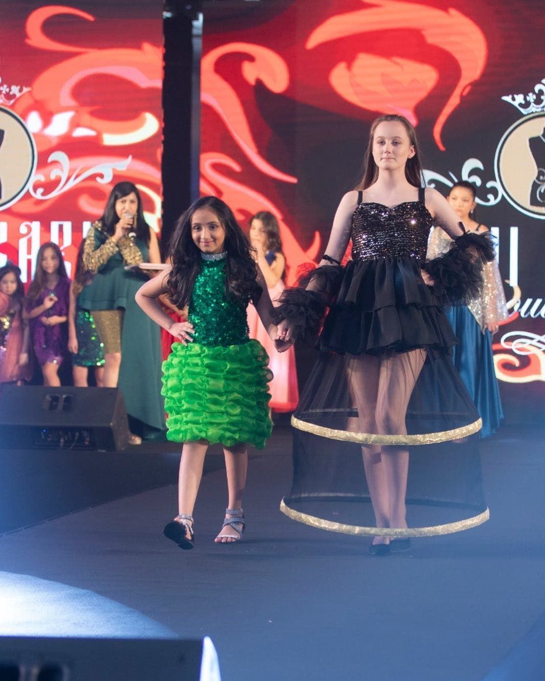 أصغر مصممة أزياء في العالم تقدّم مجموعتها الأولى في دبي-1